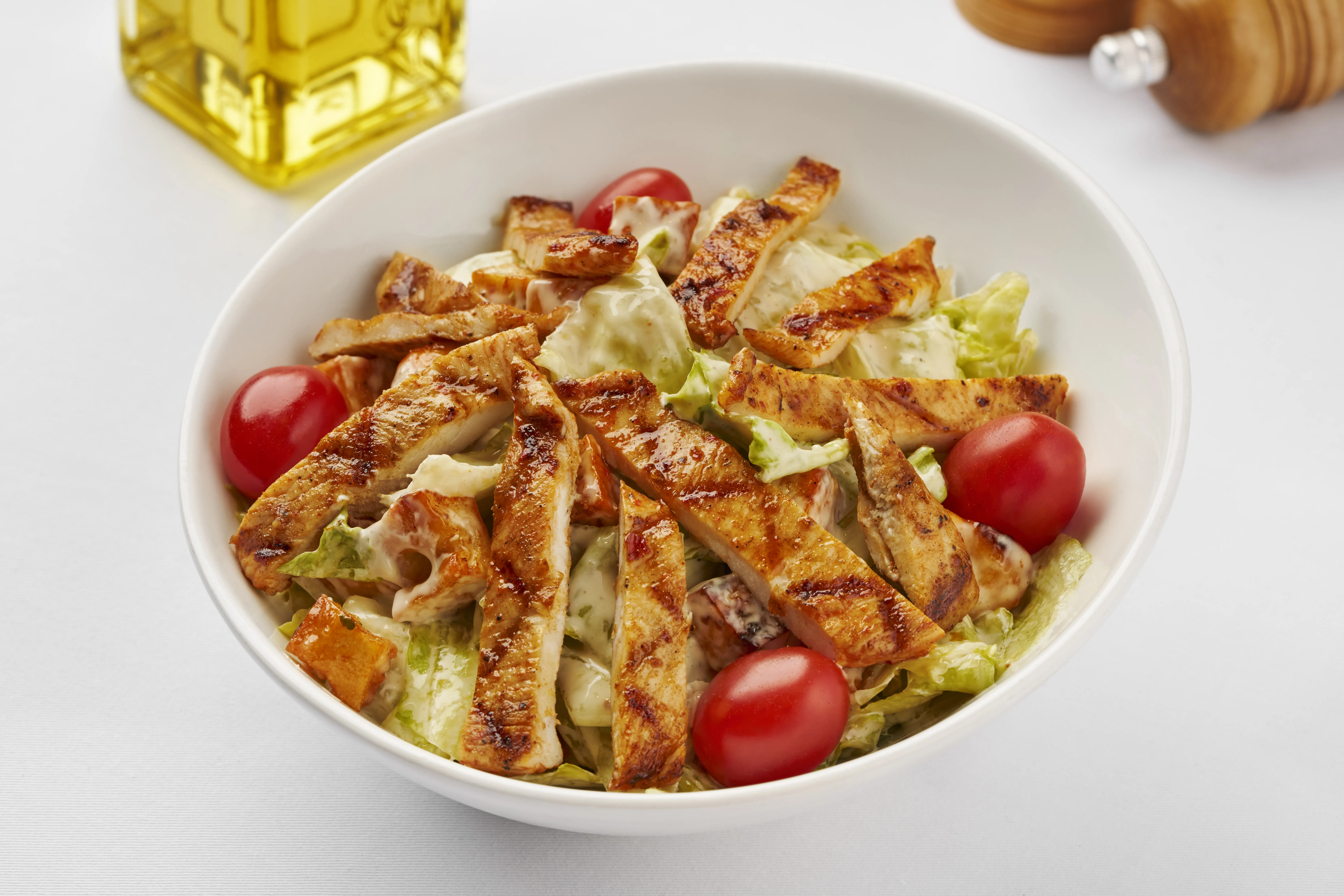 Sezar izqara toyuq salatı